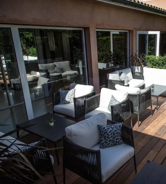 Terrasse extérieur avec mobilier du jardin saveurs et paysage