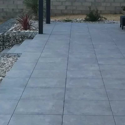 Aménagement paysager d'un carrelage de terrasse extérieur