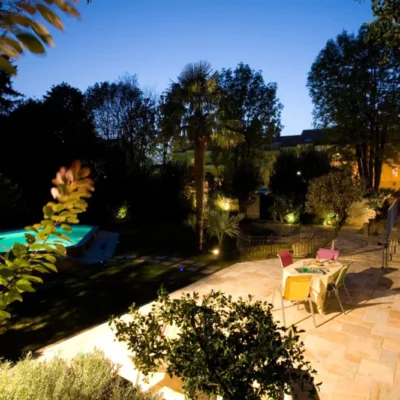 Jardin avec éclairage nocturne