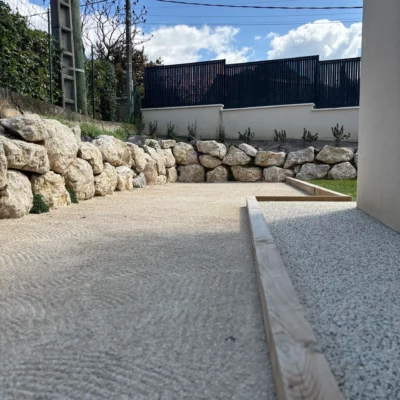 Enrochement pour soutenir un talus