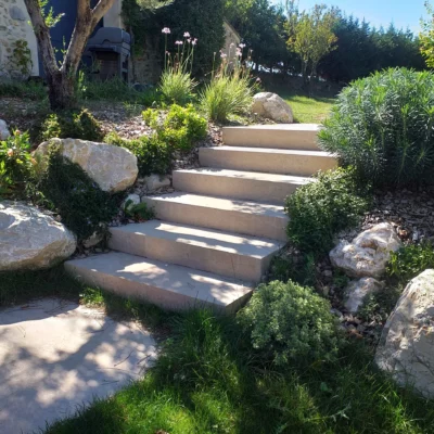 Escalier aménagé en bloc marches