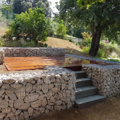 Aménagement d'une terrasse bois avec un soutènement en gabions