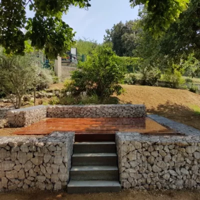 Gabion autour d'un terrasse bois