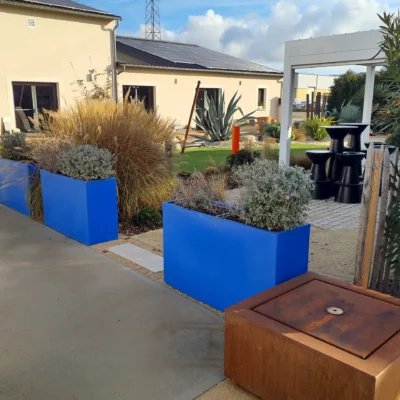 Jardinière coloré dans un extérieur