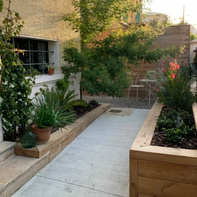 Aménagement avec des jardinière en bois