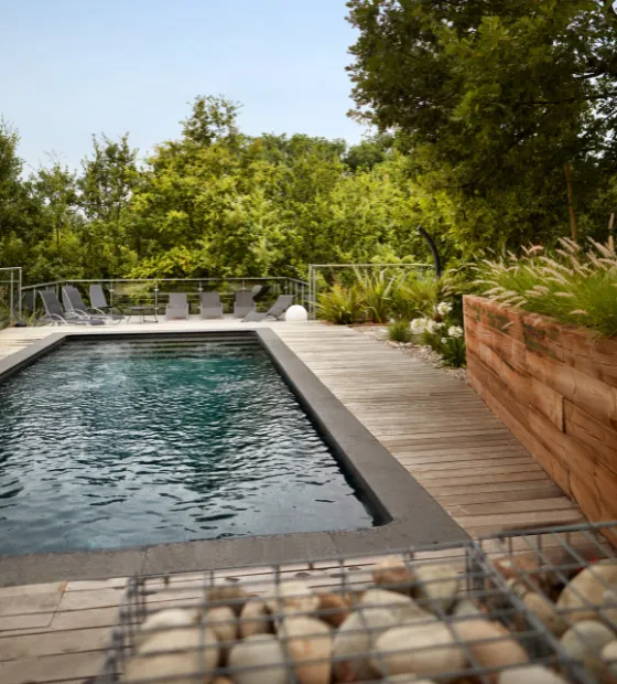 Jardin intemporelle avec piscine