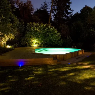 Piscine éclairé de nuit