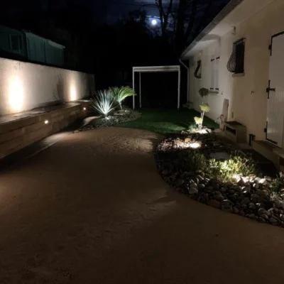 Jardin éclairé la nuit