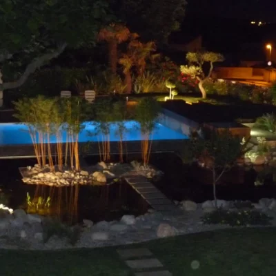 Jardin éclairé totalement la nuit