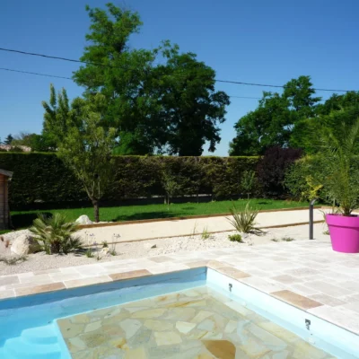 Aménagement paysager d'un tour de piscine en pierre naturelle