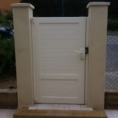 Pose un portillon en PVC