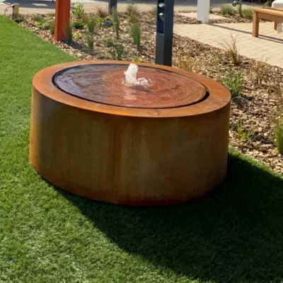 Pose d'un table d'eau en corten