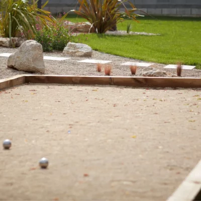 Terrain de pétanque traditionnel et rectangulaire
