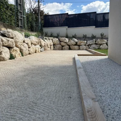 Aménagement d'un terrain de pétanque avec un enrochement