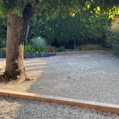 Aménagement d'un terrain de pétanque dans un jardin