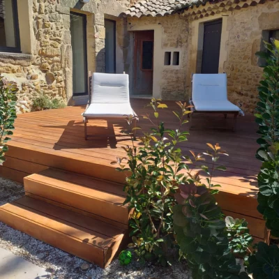Aménagement avec une terrasse bois et un escalier bois