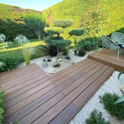 Terrasse et cheminement en bois avec des paliers réalisé par CEDRIC PIERRE PAYSAGE