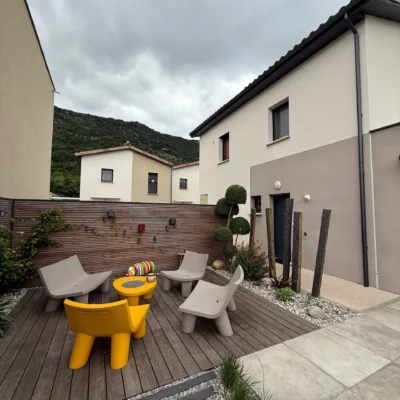 Salon de jardin dans un aménagement avec une terrasse bois