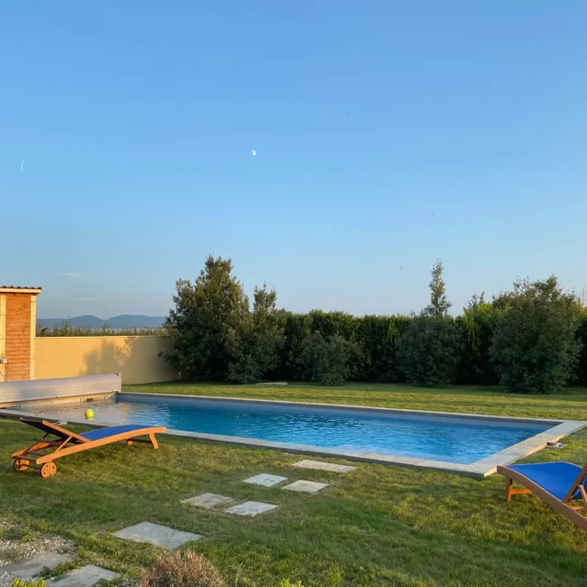 Piscine dans un jardin