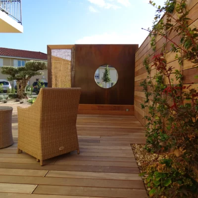 Pose d'un panneau en corten avec ouverture centrale en cercle