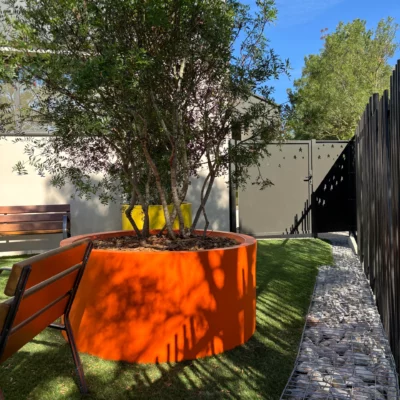 Pot orange rond dans un aménagement extérieur