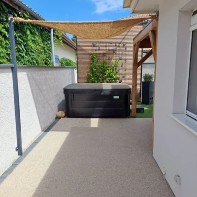 Toile coco fixé pour faire de l'ombrage au spa