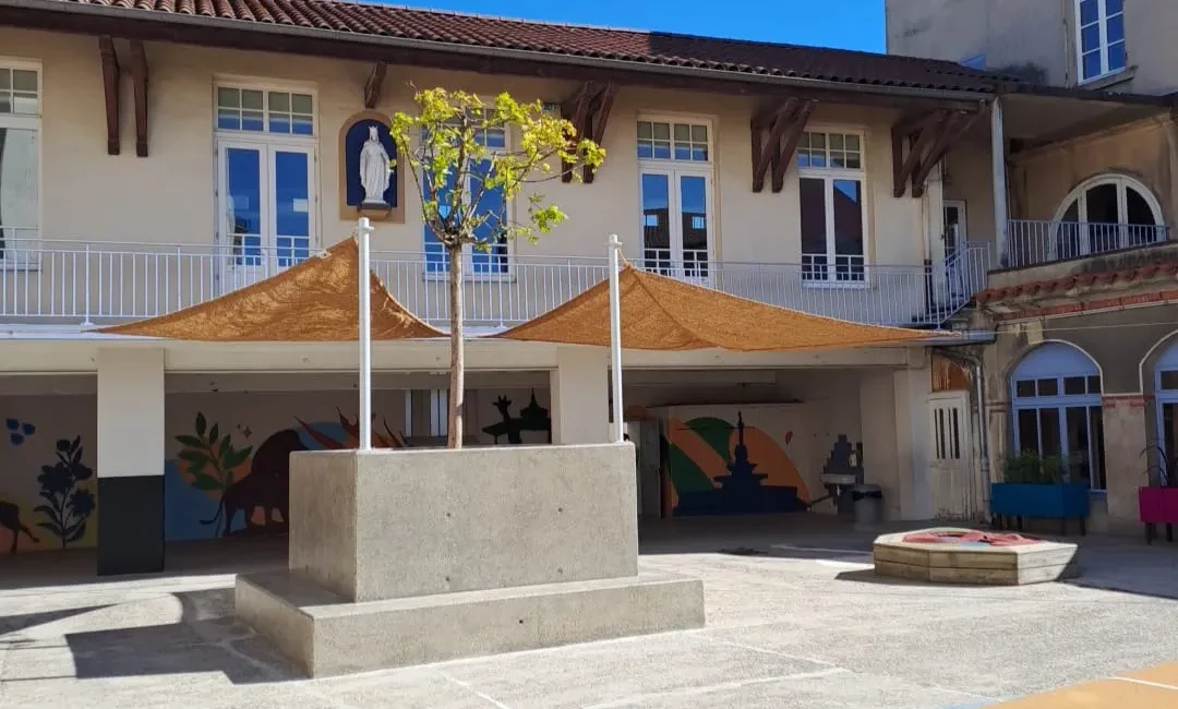 Voile d'ombrage dans une école pour une solution collectivités
