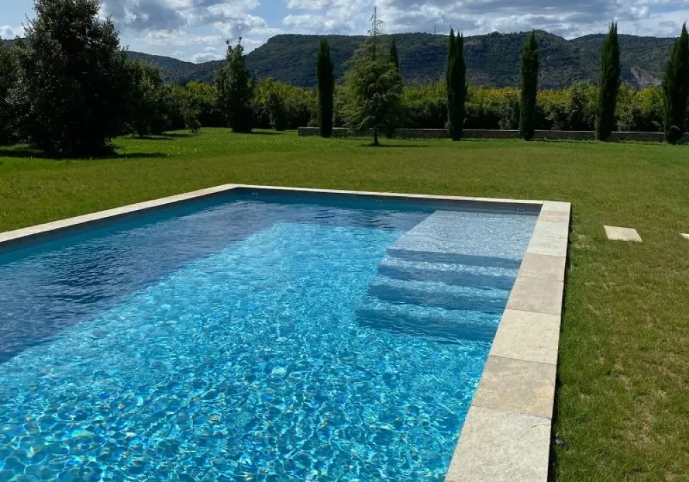 Piscine avec margelles