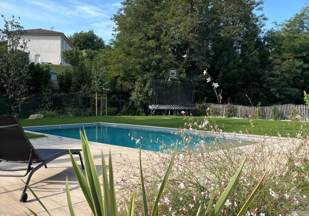 Terrasse carrelage avec piscine