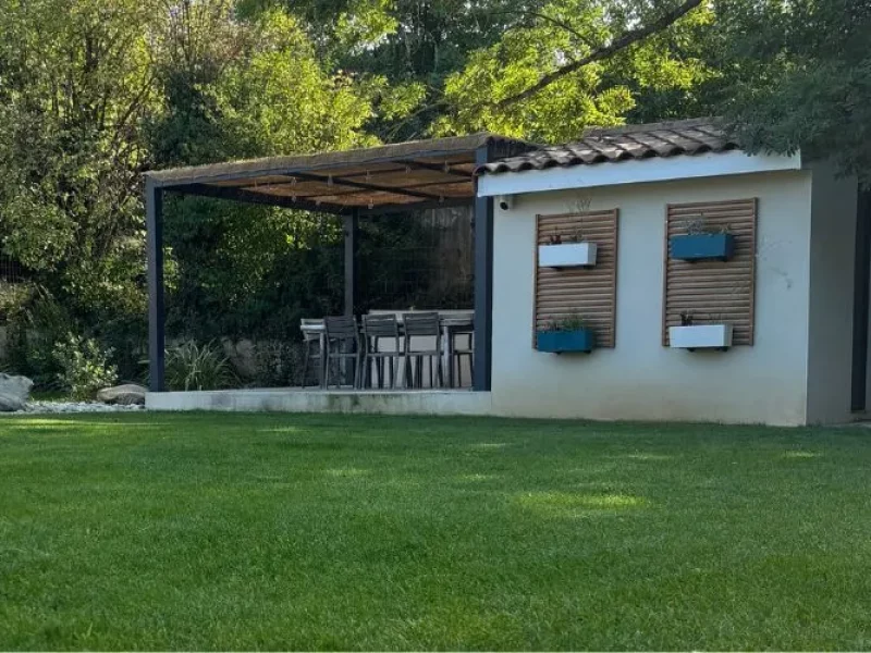 Local piscine et poolhouse
