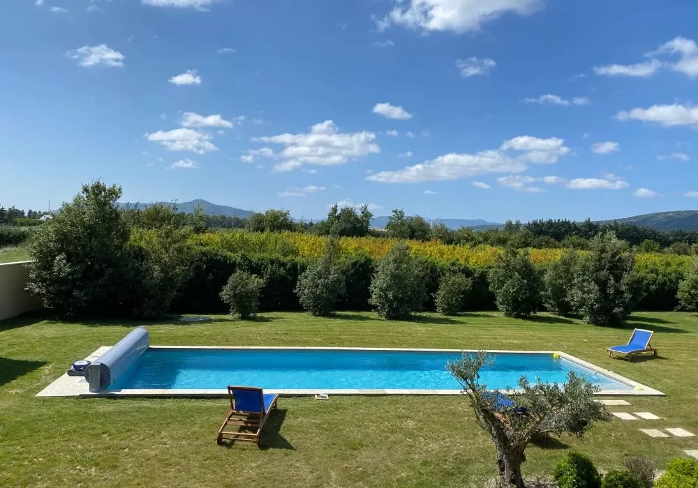 Piscine dans un jardin